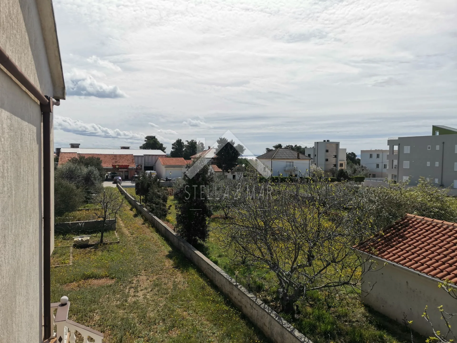 kuća sa dva četverosobna stana, garaža, velika okućnica - vir, centar - slika 58