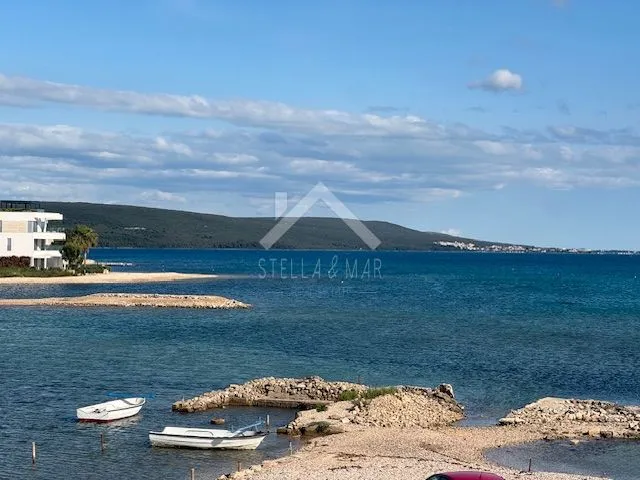 top lokacija! apartman prvi red do mora - sukošan - slika 12