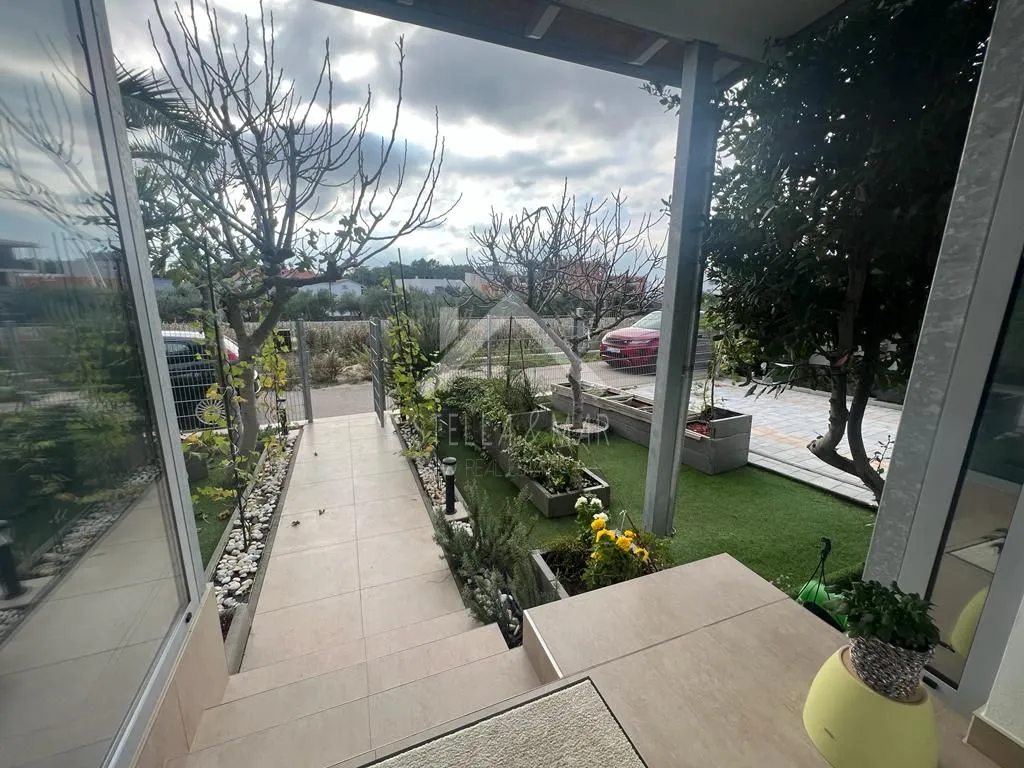 kuća sa 4 apartmana sa pogledom na more - vir - slika 8