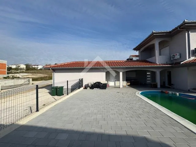 prekrasna kuća sa bazenom - rtina - slika 7