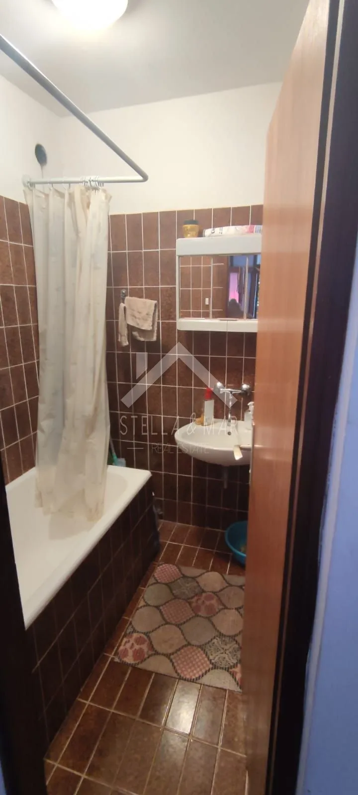 kuća sa tri apartmana drugi red do mora - vir - slika 17