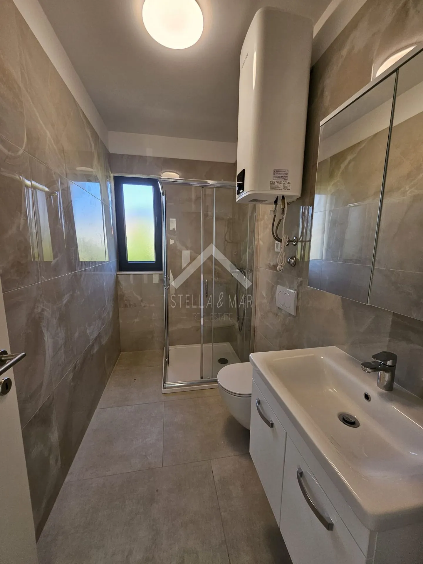 moderna vila sa 2 stana, garažom i bazenom - vir - slika 30