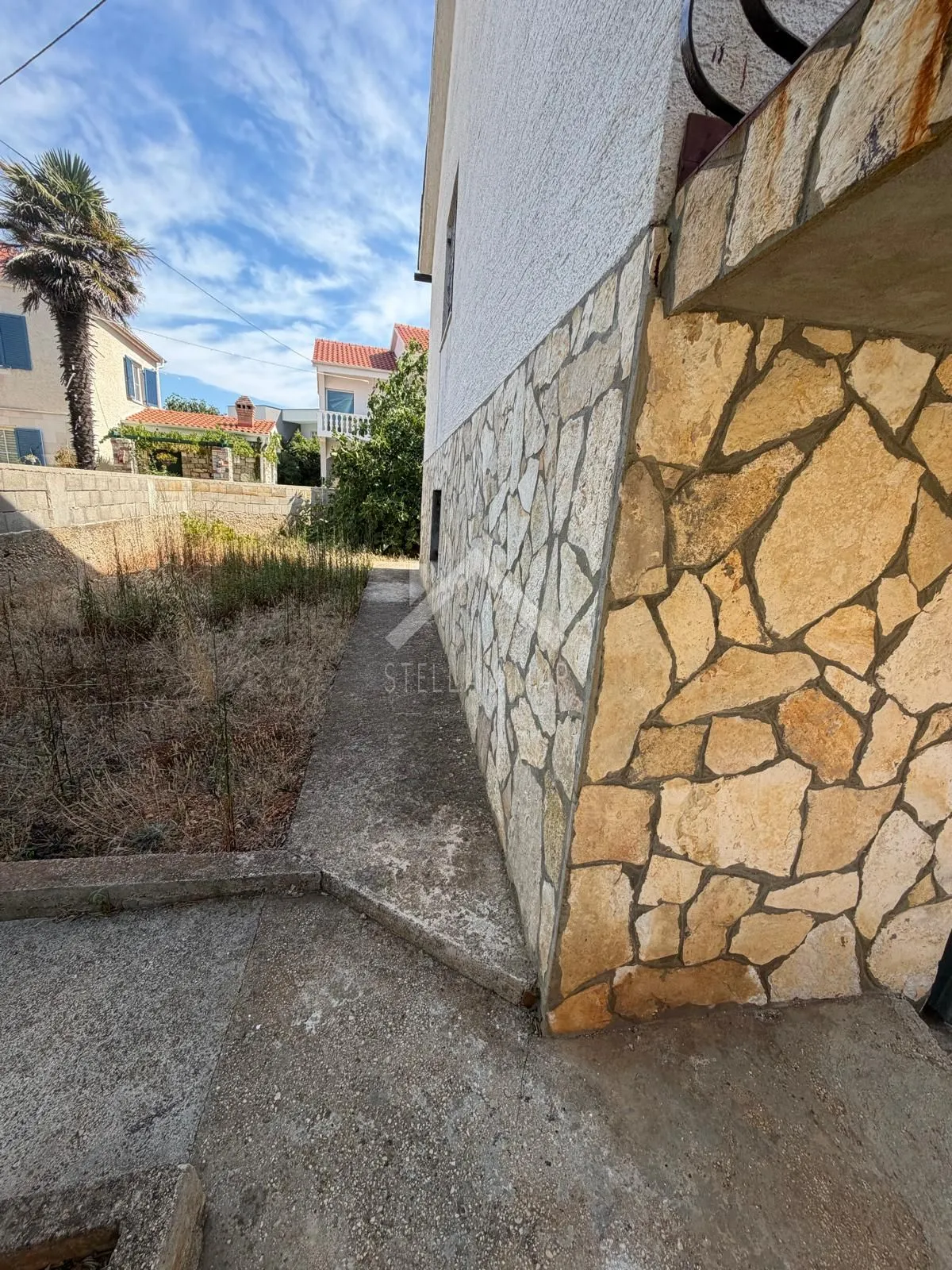 kuća sa 3 stana, prostrana parcela, centar - vir - slika 4