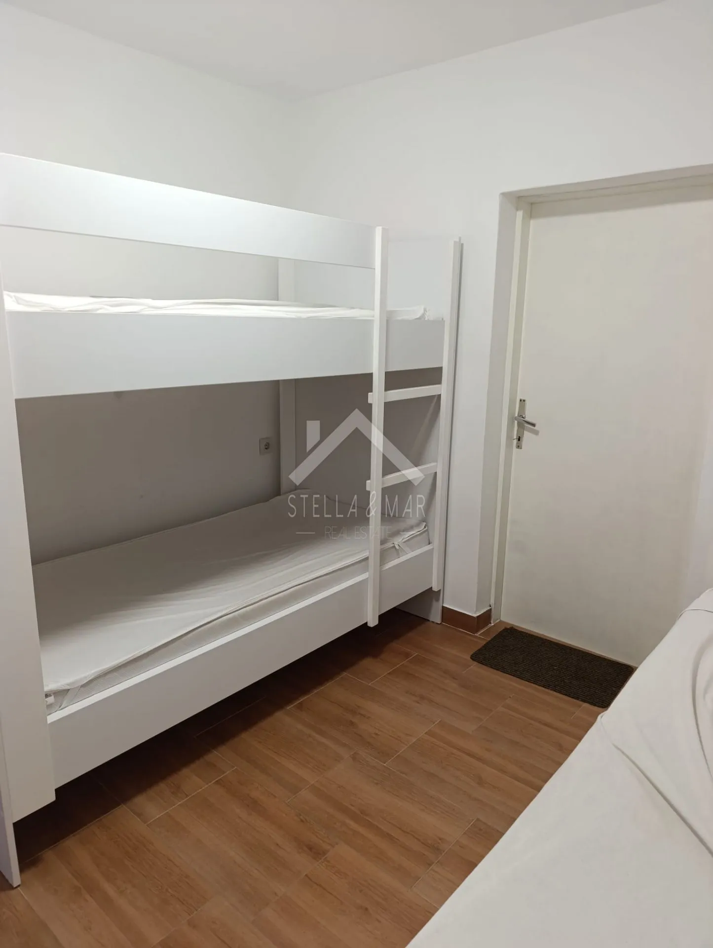 kuća sa dva stana i garažom, južna strana - vir - slika 10