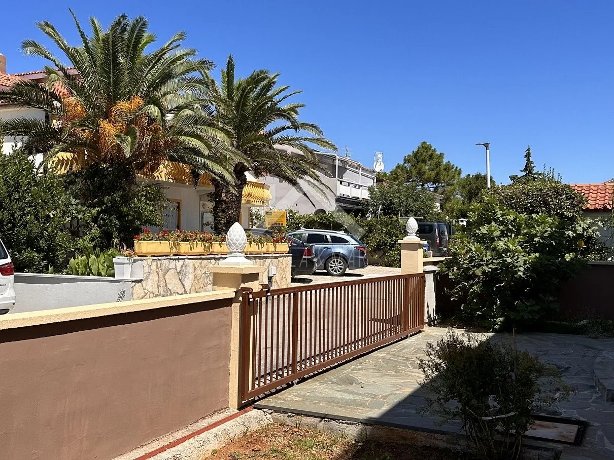 samostojeća kuća sa 4 apartmana, blizina mora - vir - slika 11