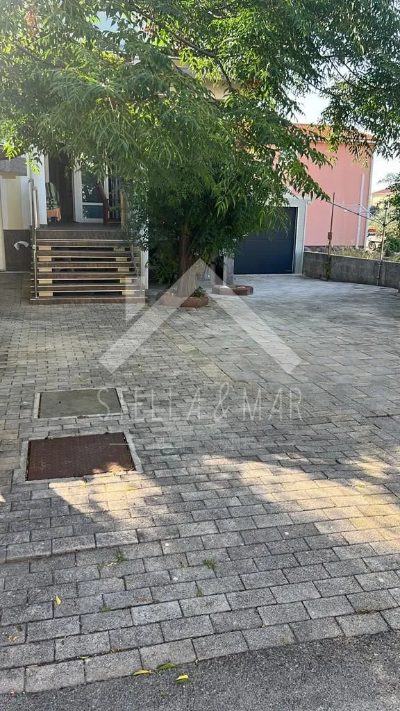 dvoetažni stan sa garažom 150m do mora - vir - slika 5
