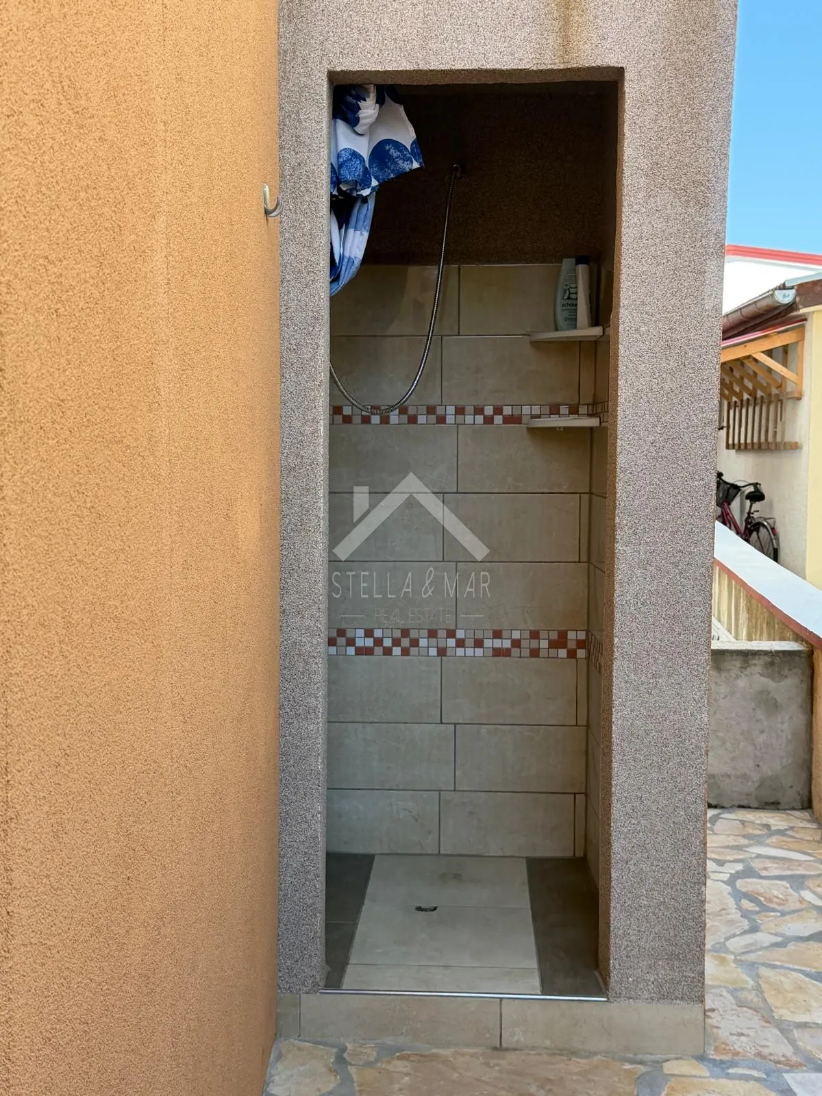kuća sa 3 apartmana i garažom 350m do mora - vir - slika 6