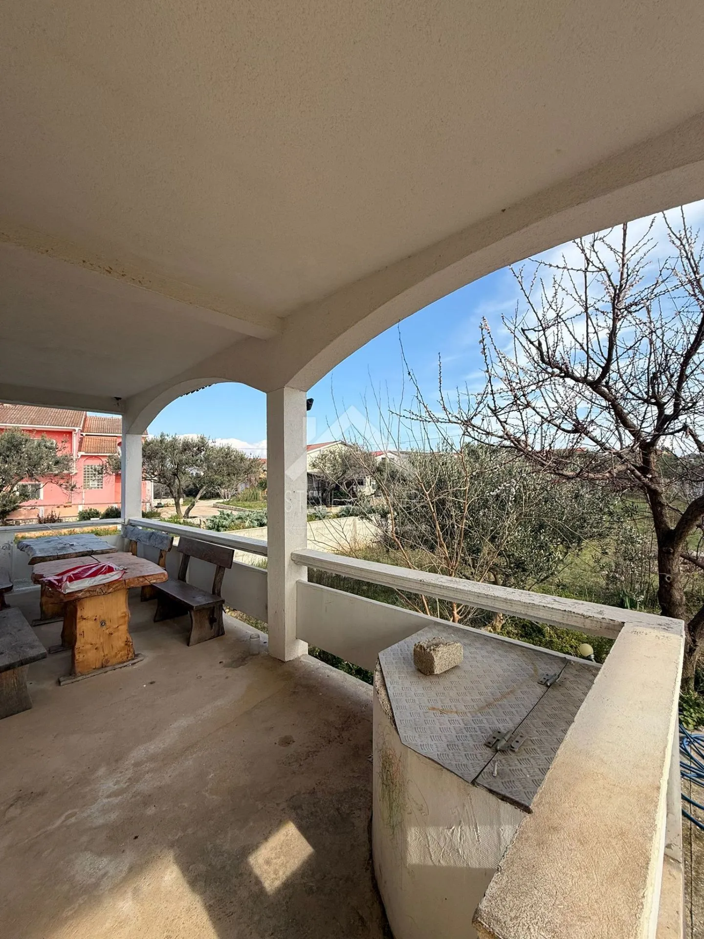 kuća sa tri stana i prostranom okućnicom od 1233m2,centar - vir - slika 4