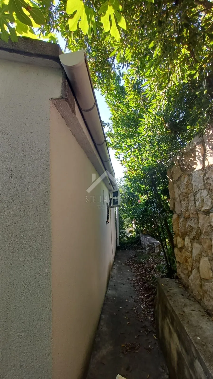 kuća i zemljište prvi red uz more - rtina - slika 34