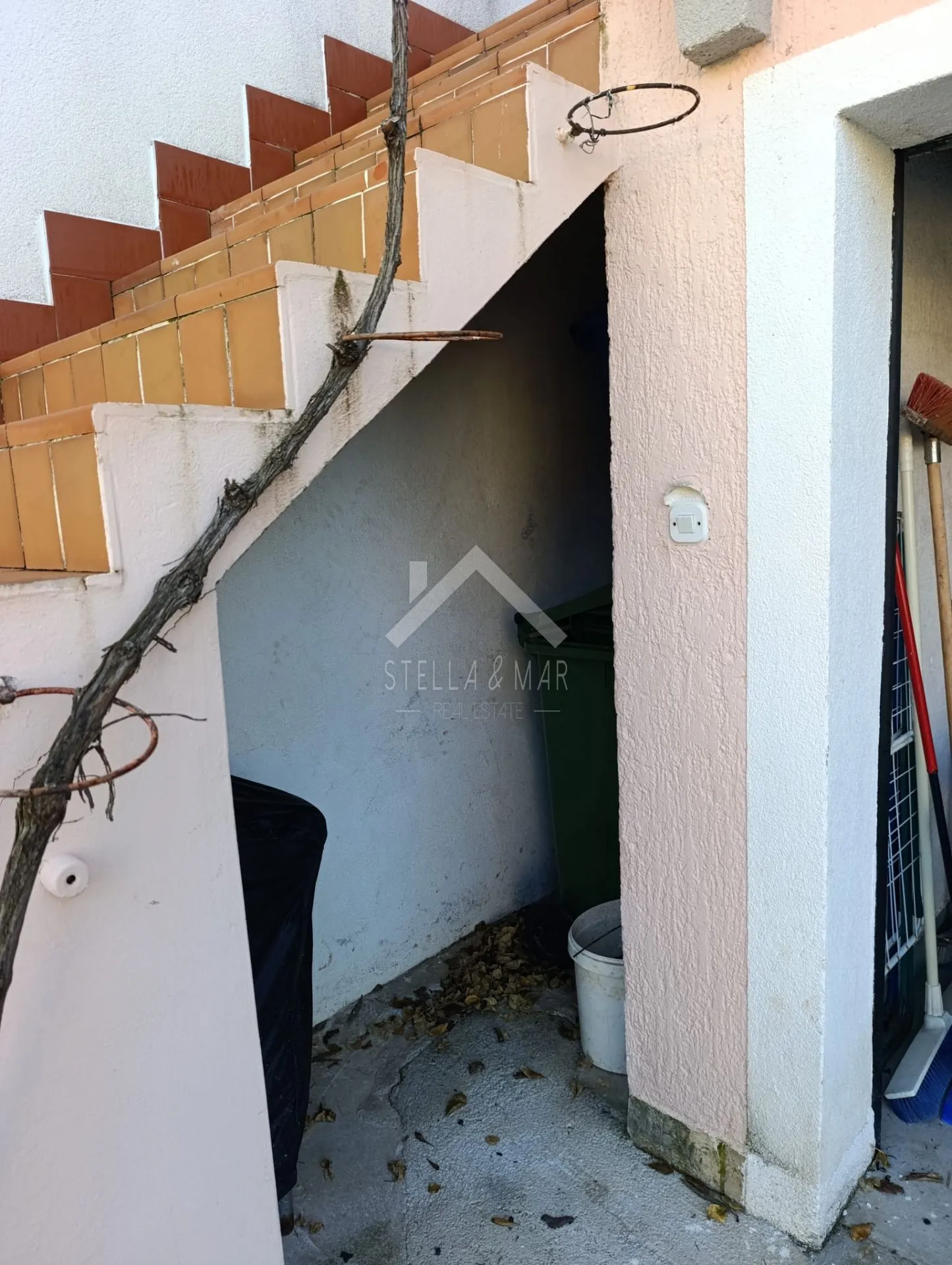 kuća sa dva stana i garažom, južna strana - vir - slika 19