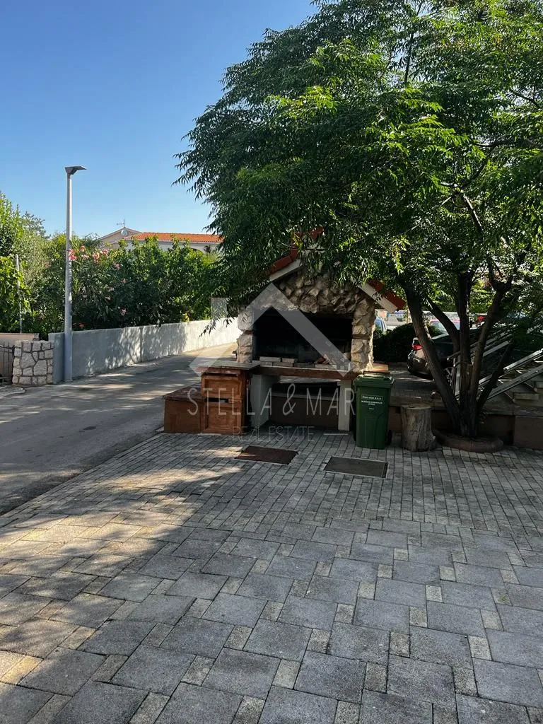 dvoetažni stan sa garažom 150m do mora - vir - slika 4