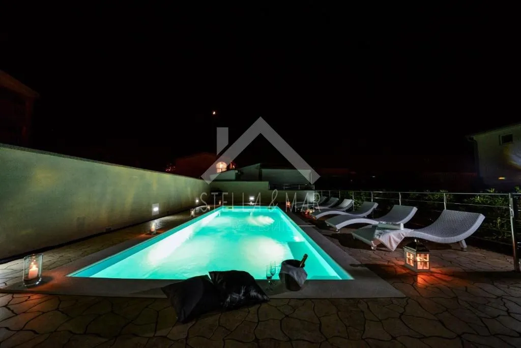 villa sa bazenom na atraktivnoj lokaciji - vir - slika 35