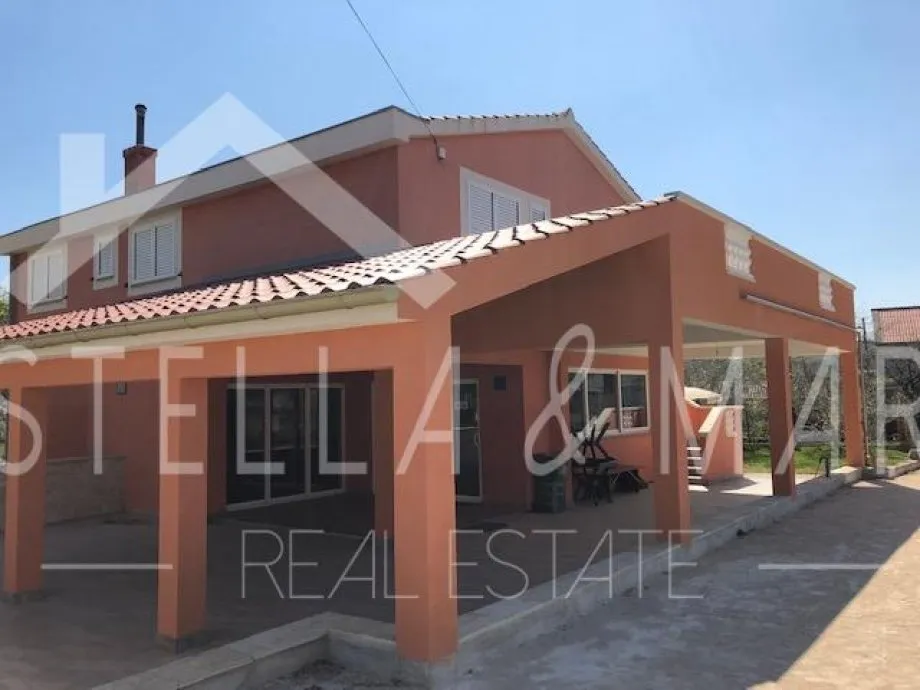 ljubač ; kuća sa tri apartmana ; pogled na more ! - slika 2