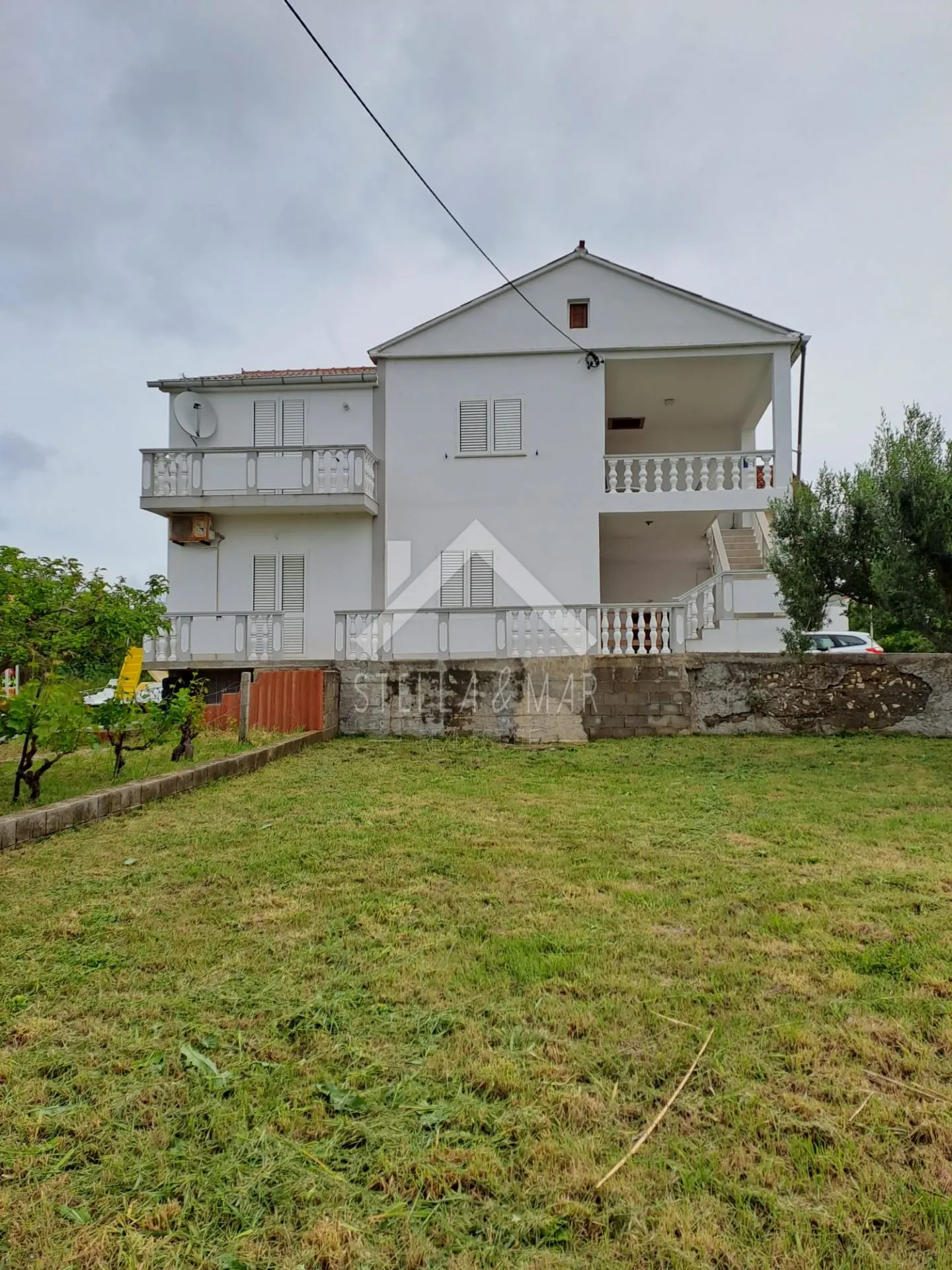 kuća sa prostranom okućnicom, centar - vrsi - slika 1