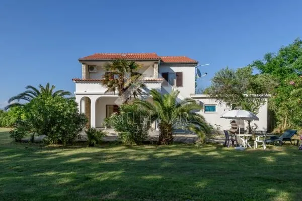 apartmanska kuća, velika okućnica 80m do mora - privlaka - slika 3