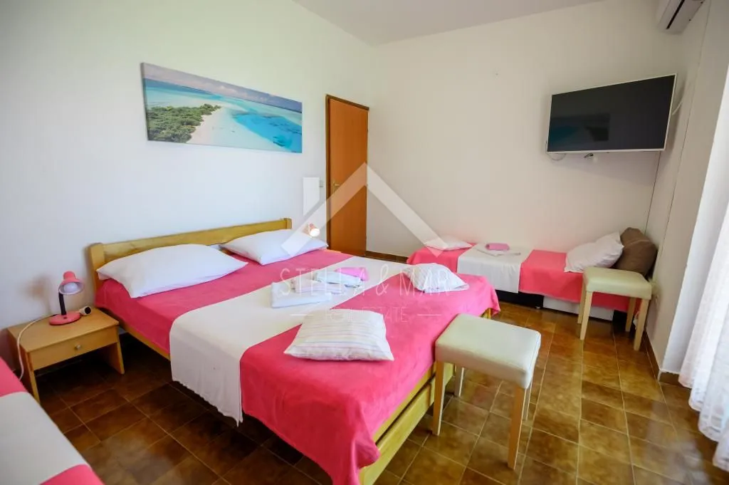 apartmanska kuća, velika okućnica 80m do mora - privlaka - slika 10
