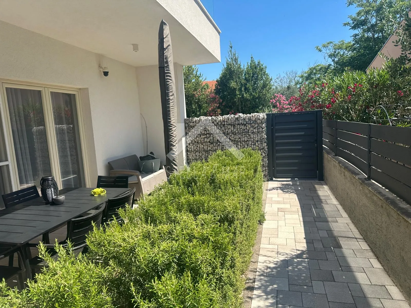 prizemlje kuće sa dva stana i prekrasnim vrtom - vir - slika 2