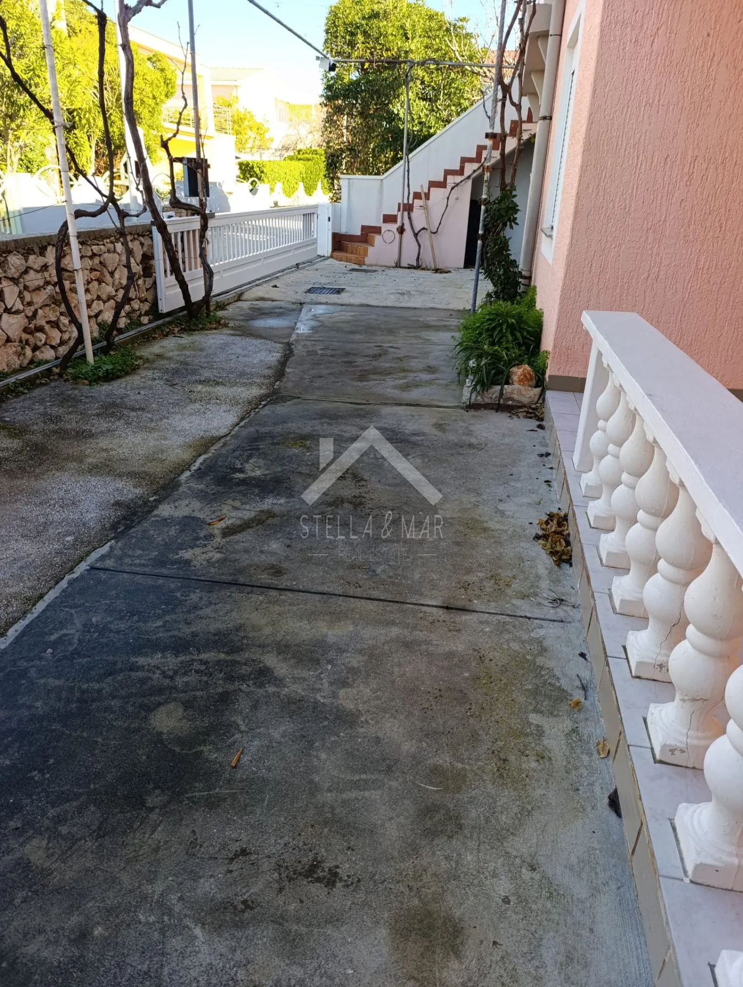 kuća sa dva stana i garažom, južna strana - vir - slika 16