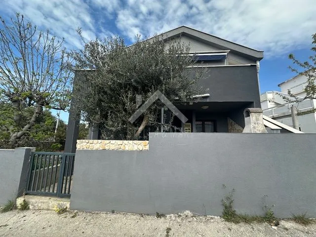 dvoetažni stan, pogled na more - vir - slika 2