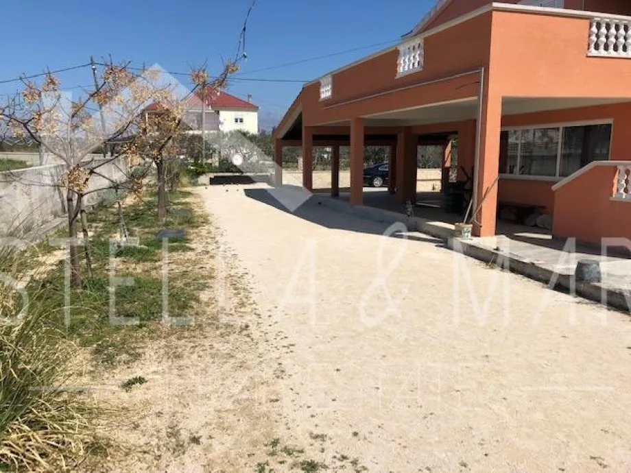 ljubač ; kuća sa tri apartmana ; pogled na more ! - slika 23