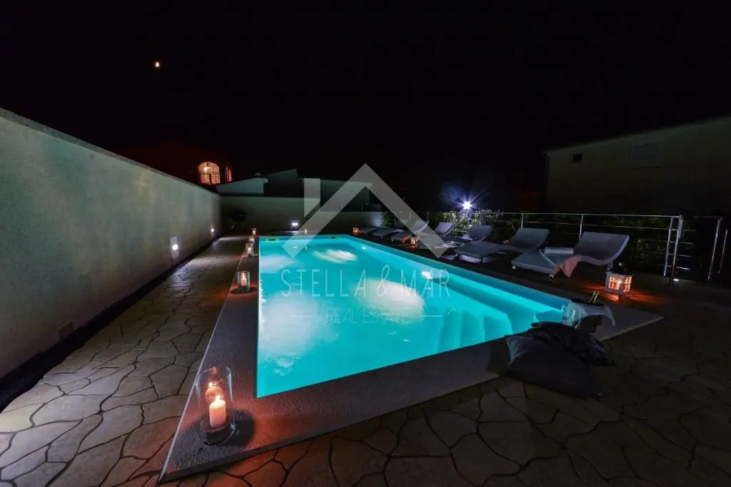 villa sa bazenom na atraktivnoj lokaciji - vir - slika 34