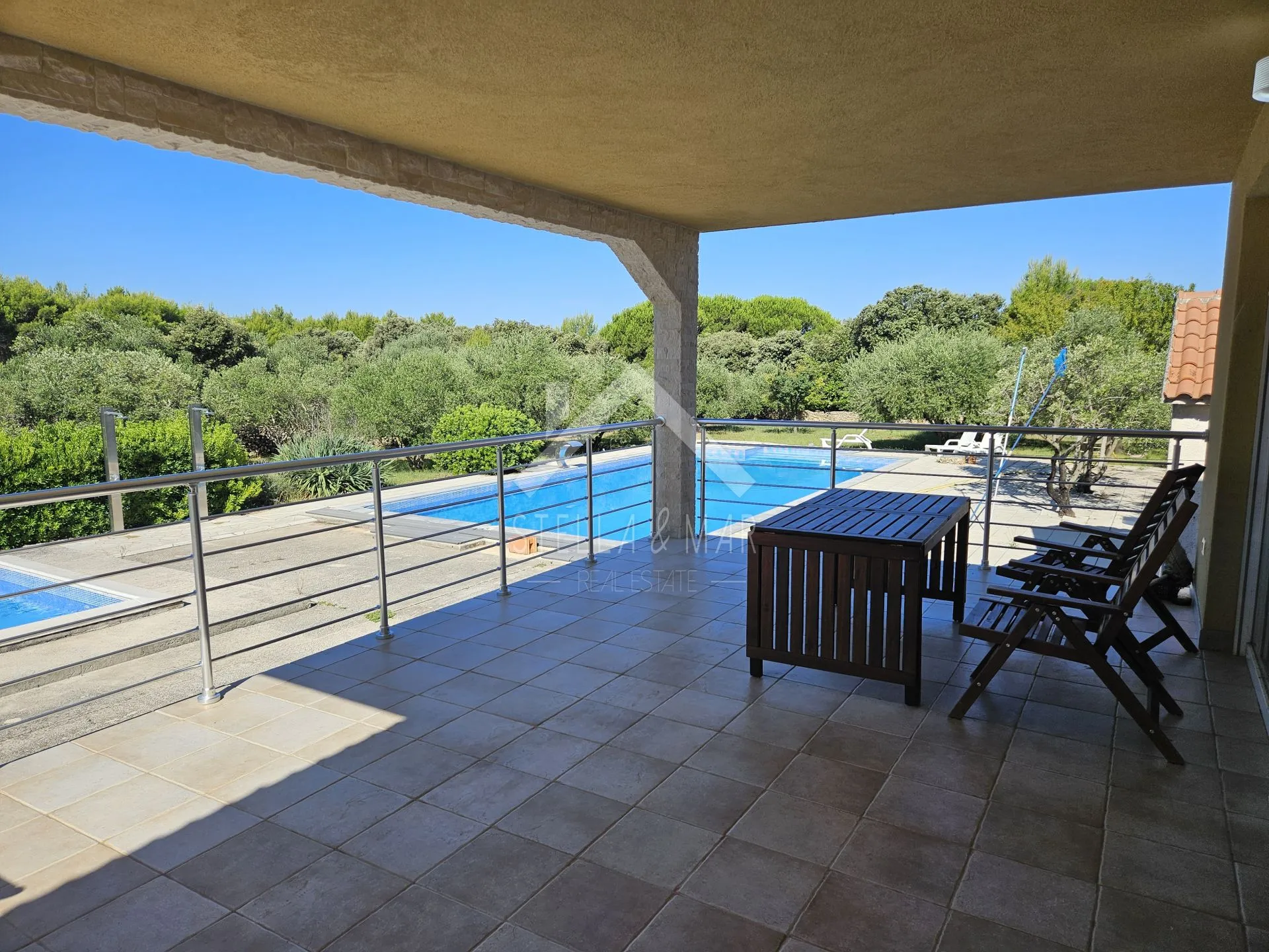 kuća sa bazenom i velikom okućnicom - vir - slika 7