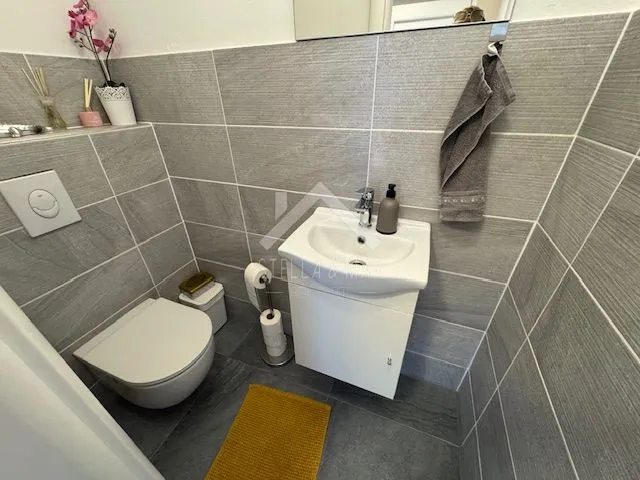 prekrasna kuća sa bazenom - rtina - slika 38