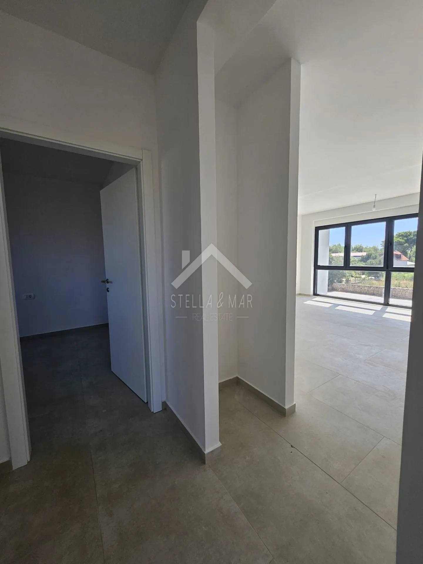 moderna vila sa 2 stana, garažom i bazenom - vir - slika 23