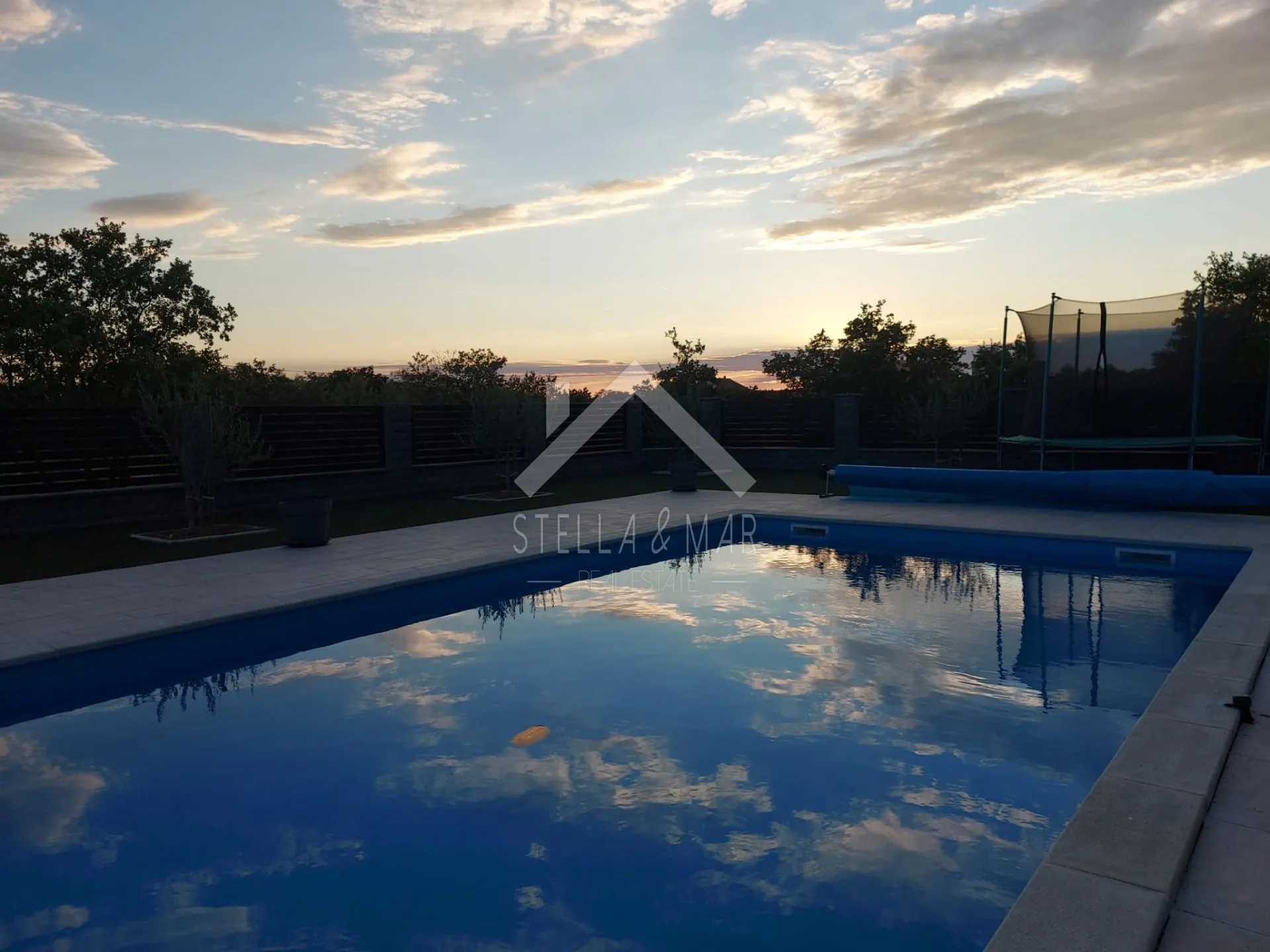vila sa bazenom, velika okućnica - murvica - slika 21