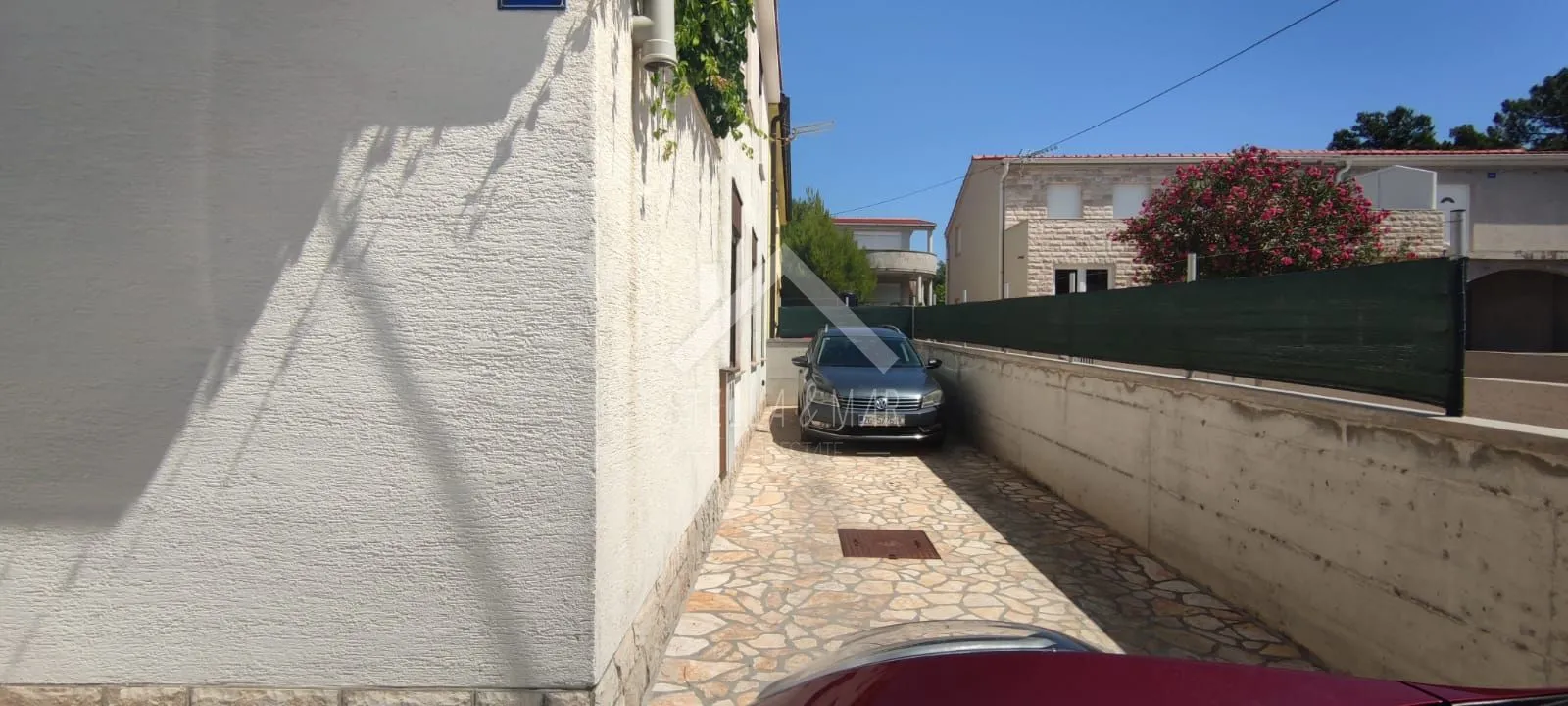 kuća sa tri apartmana drugi red do mora - vir - slika 3