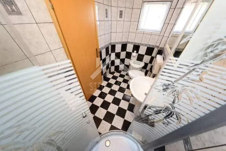 samostojeća kuća s 2 apartmana - vir **odlična prilika** - slika 20