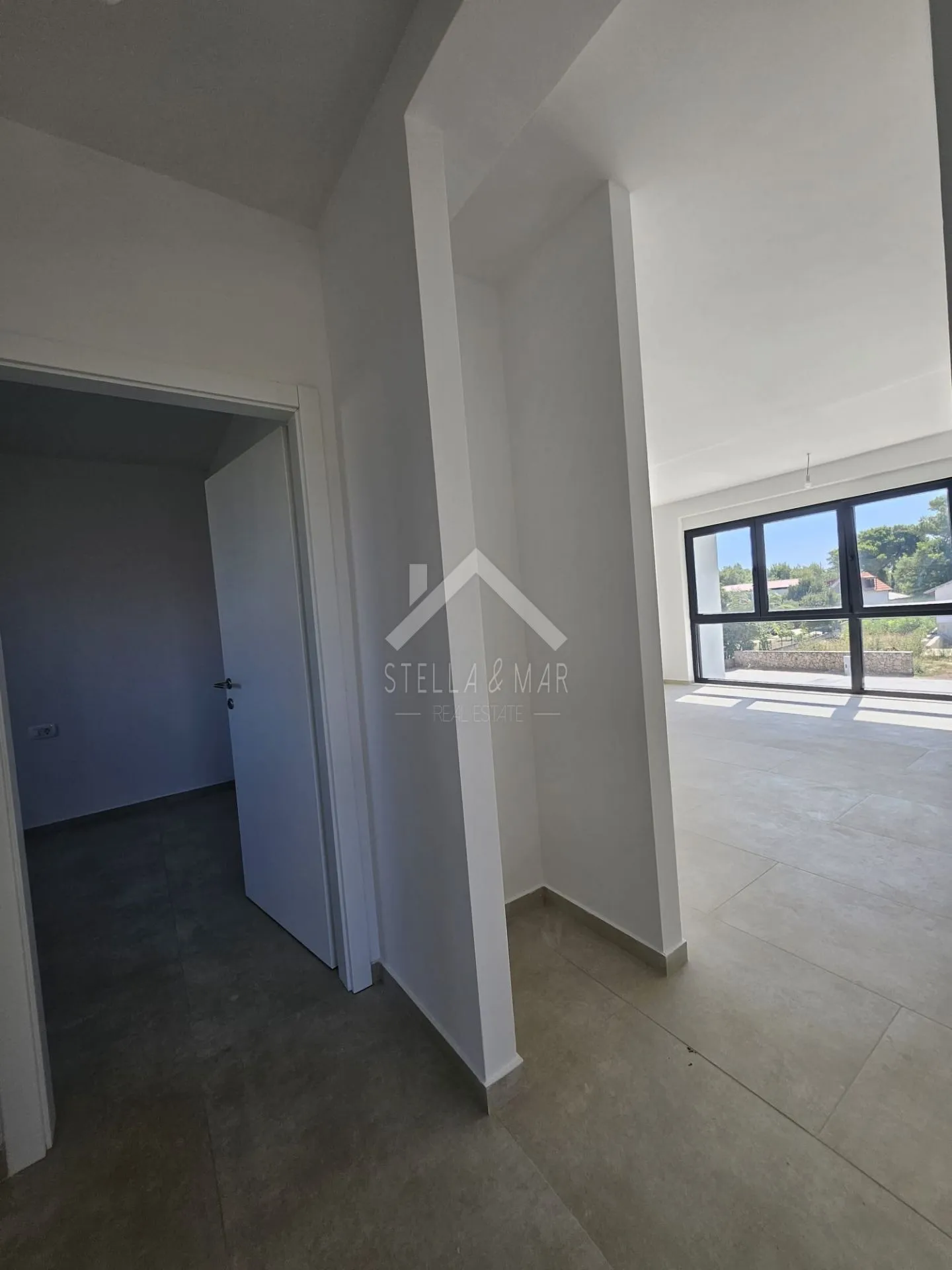 moderna vila sa 2 stana, garažom i bazenom - vir - slika 24
