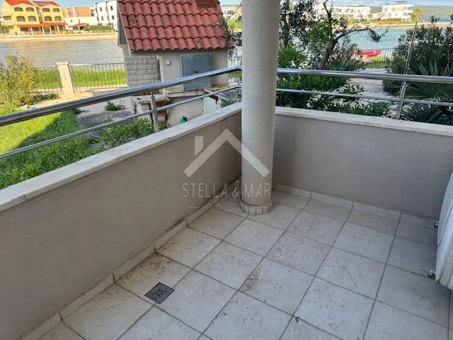 top lokacija ! apartman prvi red do mora - sukošan - slika 2