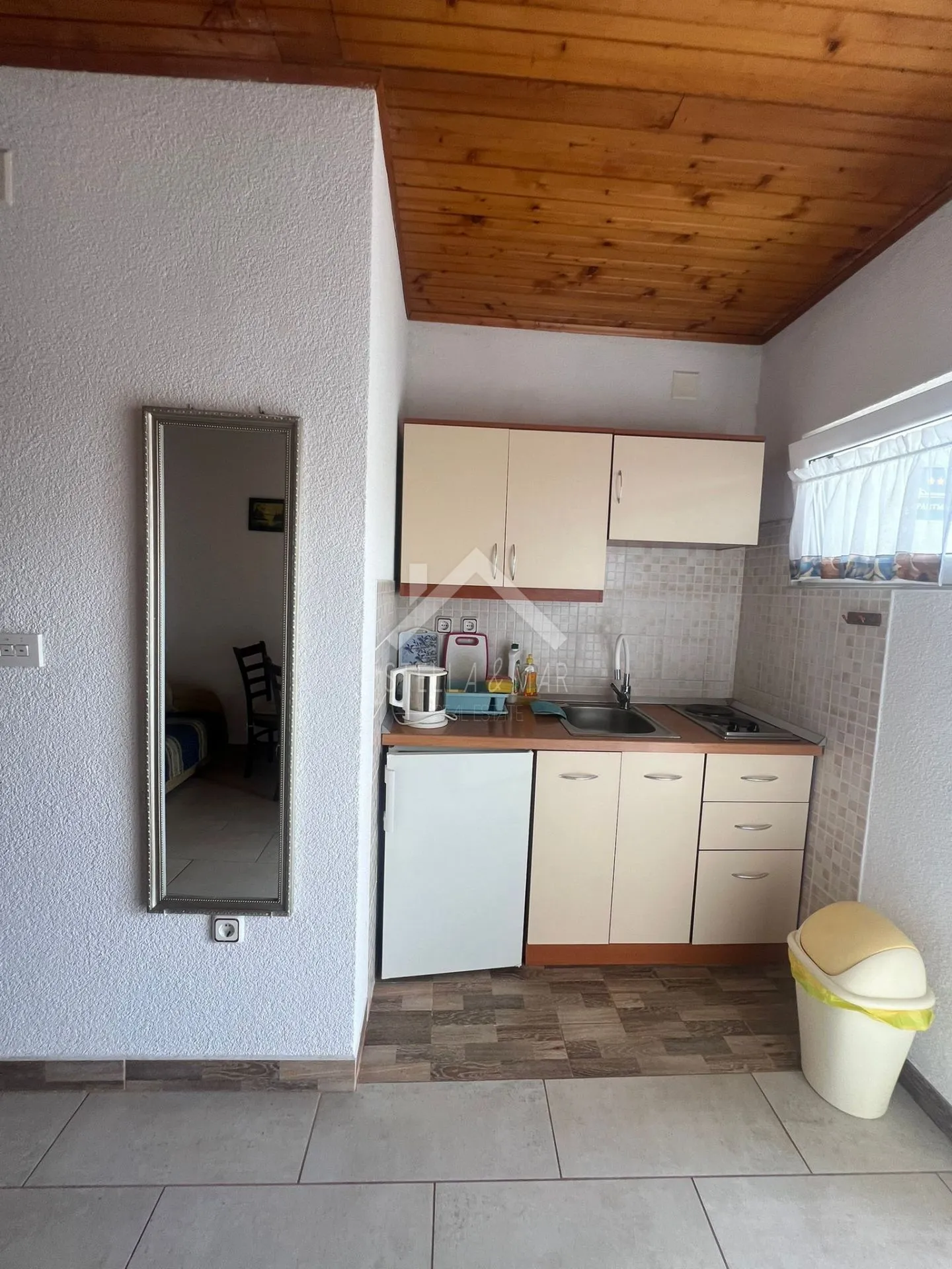 kuća sa 4 stana, garaža, prostrana okućnica - zukve, vrsi - slika 17