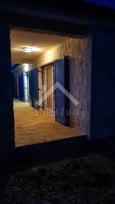 kamena kuća, miran dio, velika okućnica - ninski stanovi - slika 16
