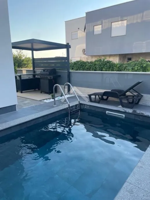 kuća sa bazenom, 4 spavaće sobe, pogled - privlaka, zadar - slika 17