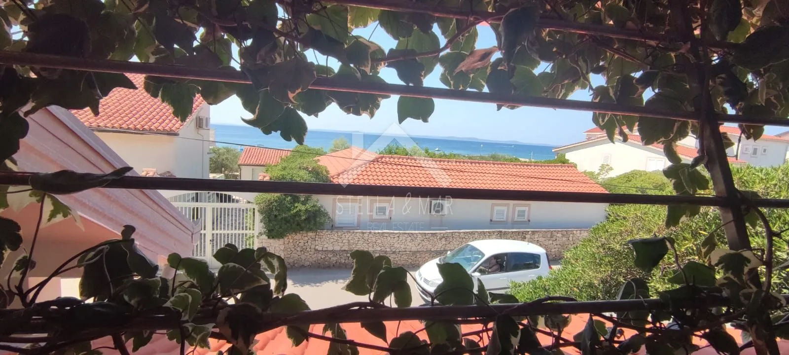 kuća sa tri apartmana drugi red do mora - vir - slika 28