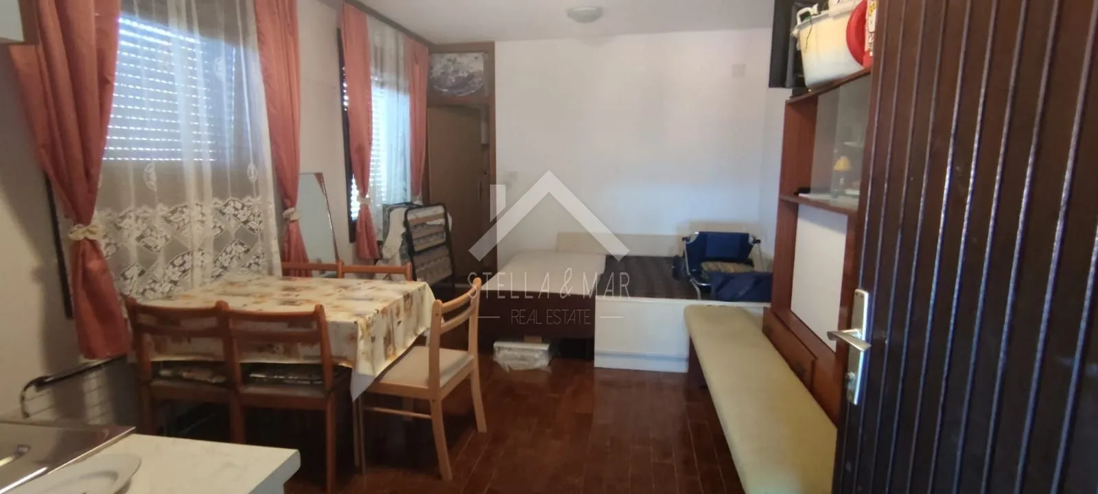 kuća sa tri apartmana drugi red do mora - vir - slika 21