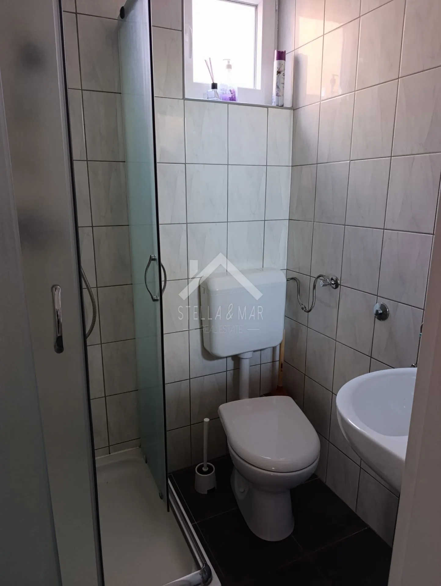 kuća sa dva stana i garažom, južna strana - vir - slika 13