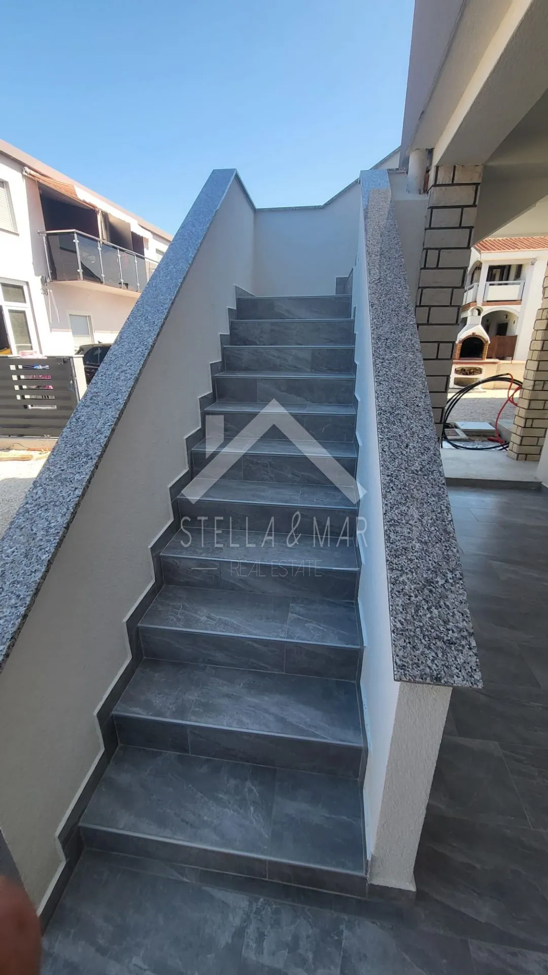 kuća sa 5 apartmana, 150m do mora - vir - slika 25