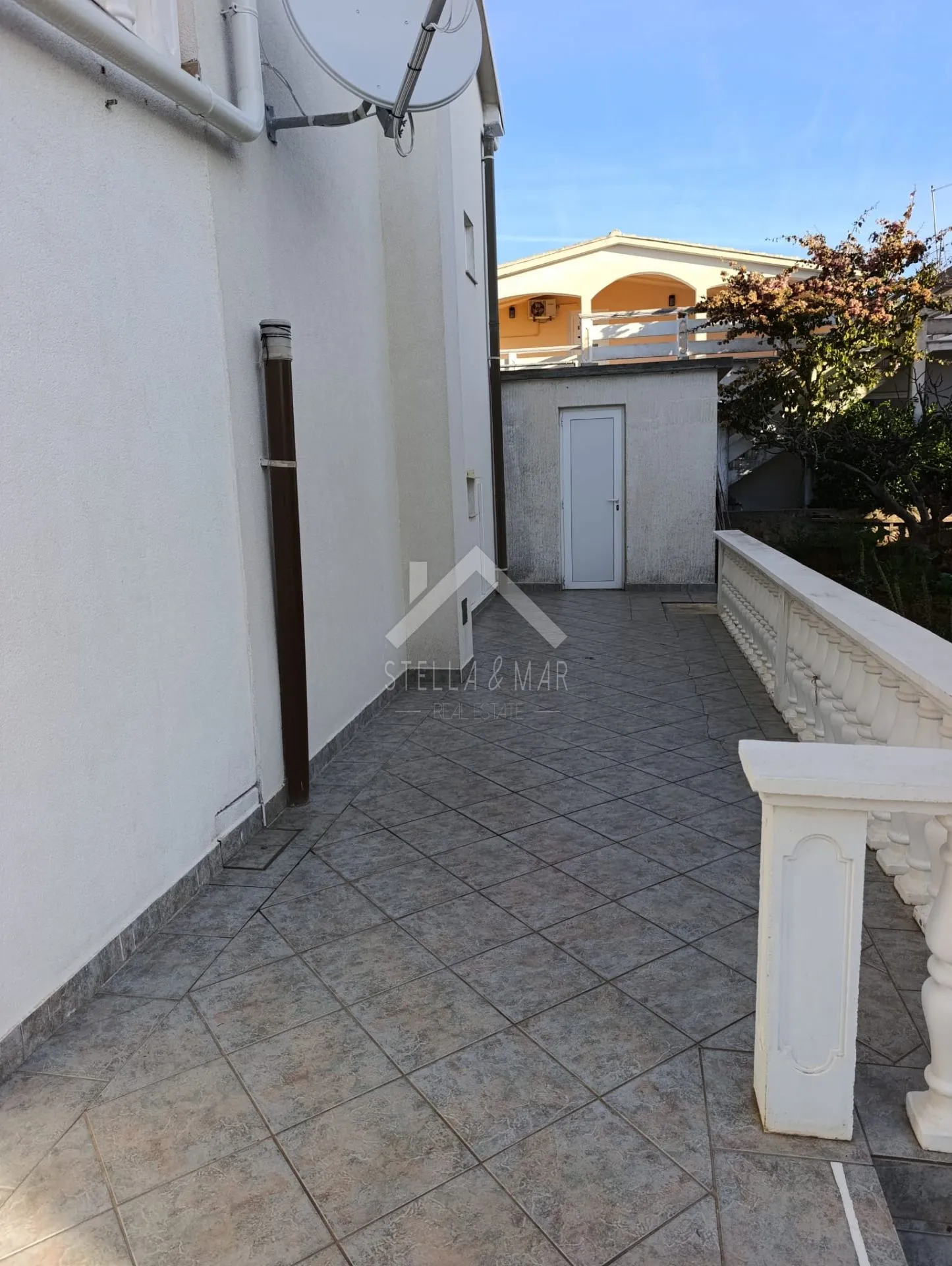 kuća sa dva stana i garažom - vir - slika 6
