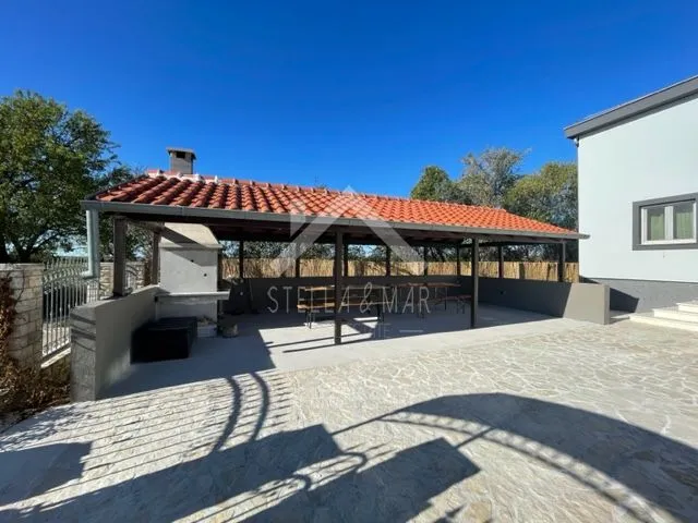 top ponuda! villa sa bazenom na prostranoj parceli - zemunik donji - slika 8
