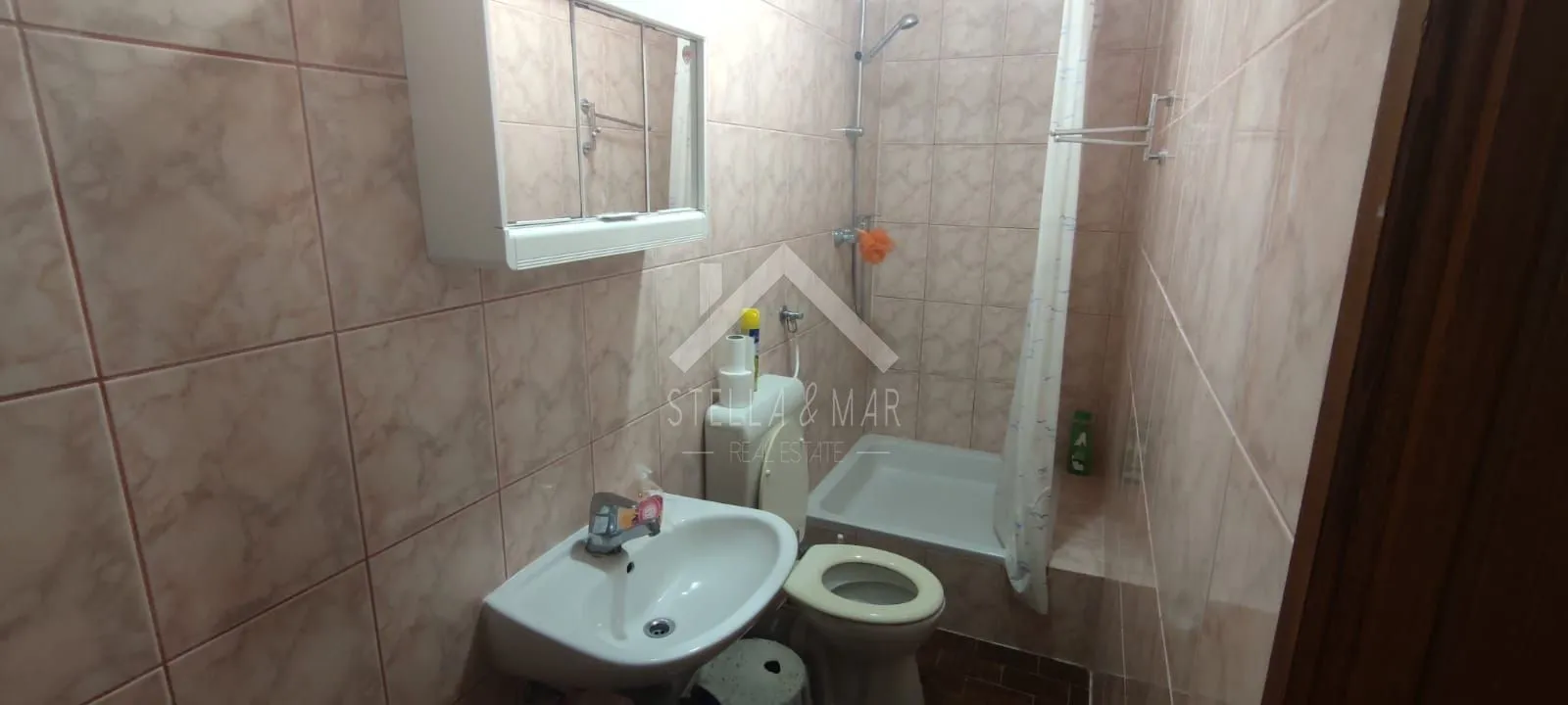 kuća sa tri apartmana drugi red do mora - vir - slika 24