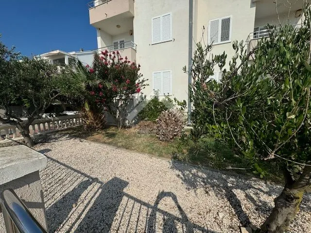 jednosobni apartman prvi red uz more- sukošan - slika 14
