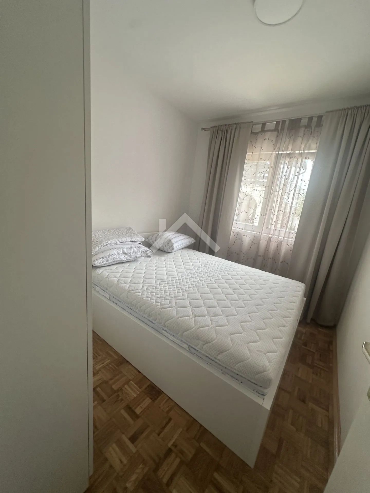 prekrasna kuća sa dva stana u centru - vir - slika 11
