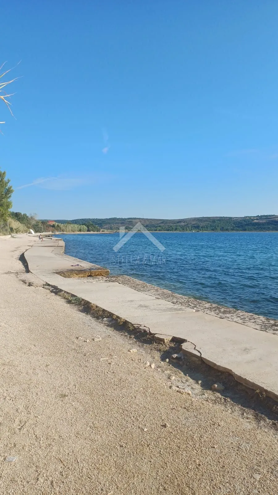 kuća i zemljište prvi red uz more - rtina - slika 8