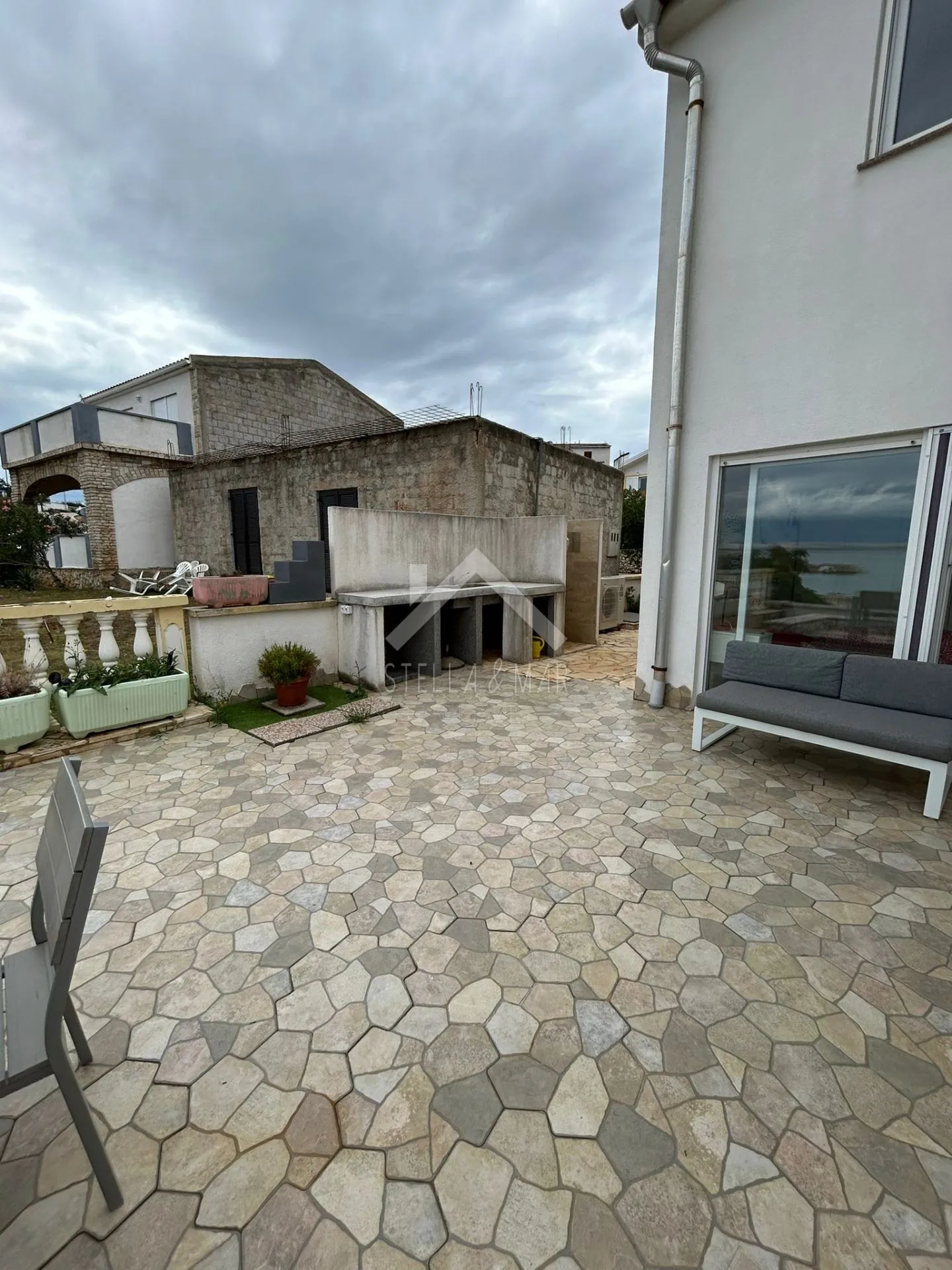 kuća sa dva apartmana, prvi red do mora - vir - slika 5