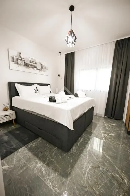 kuća sa bazenom, 4 spavaće sobe, pogled - privlaka, zadar - slika 14