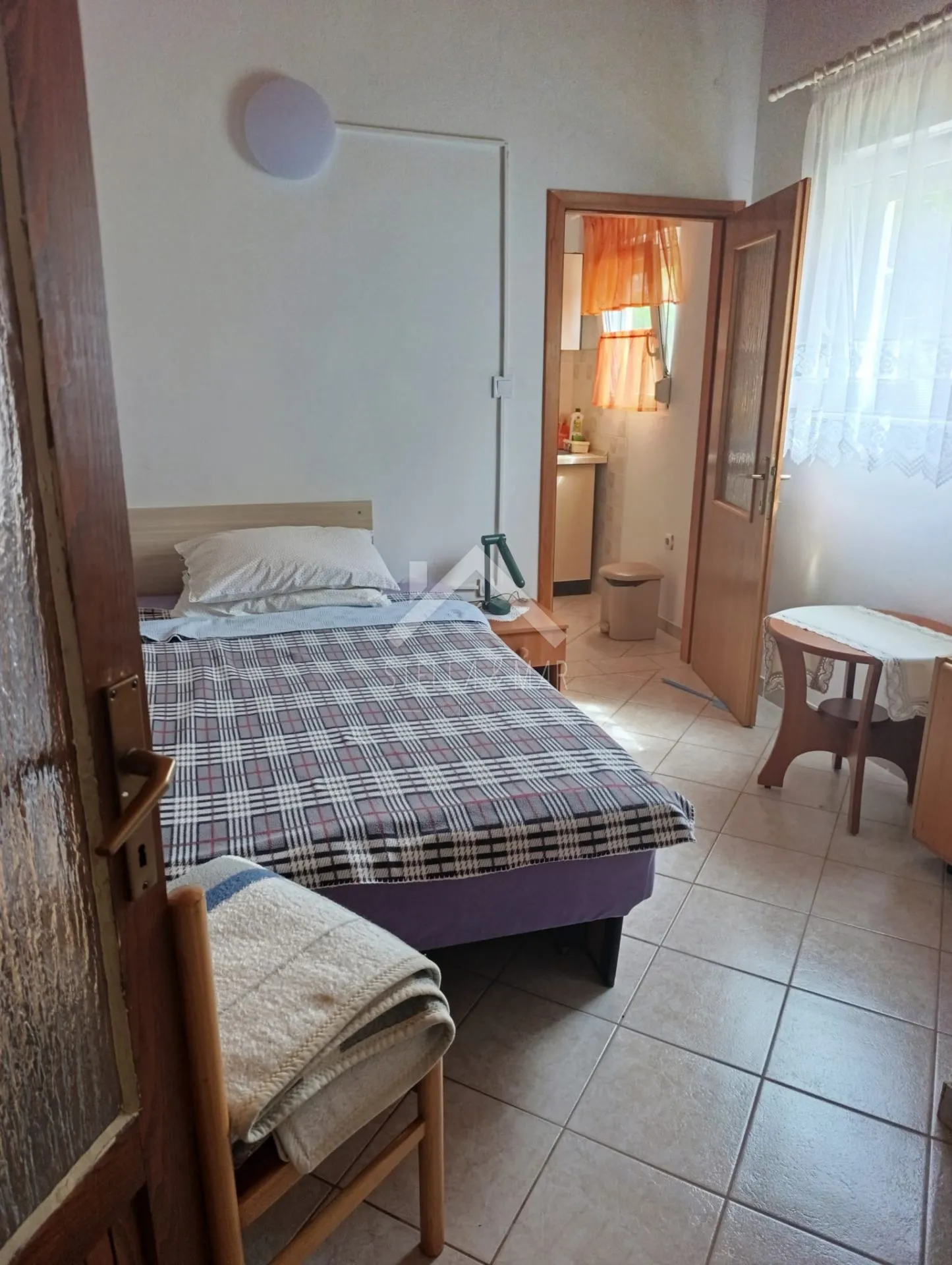 kuća sa 4 stana, garaža, prostrana okućnica - zukve, vrsi - slika 43