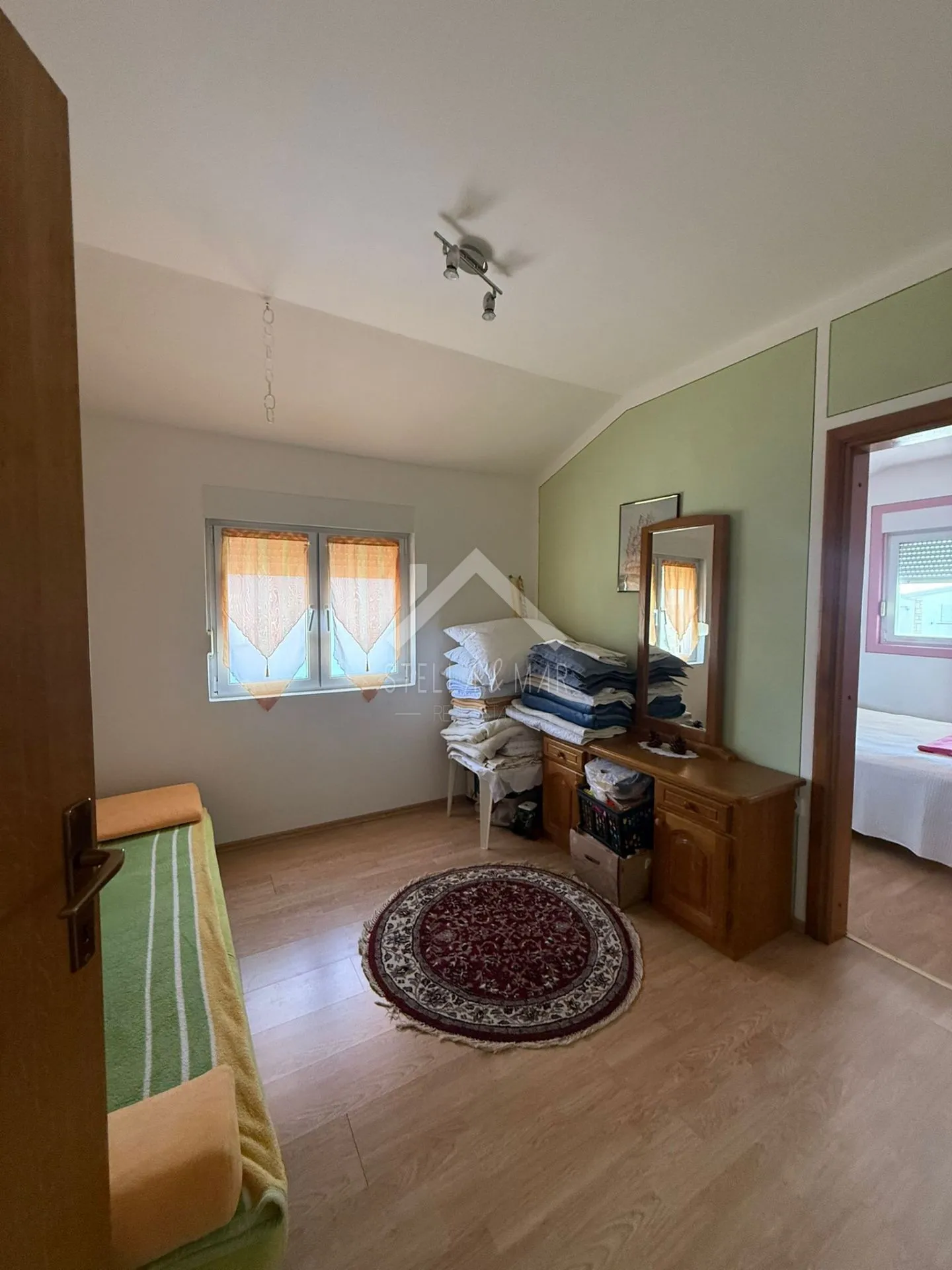 kuća sa dva apartmana, prostrano dvorište - vir - slika 14